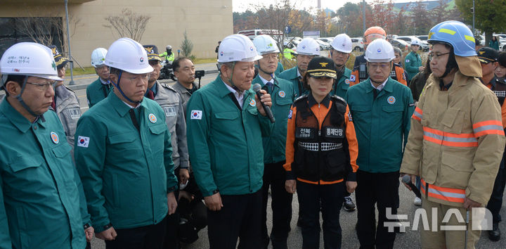 [전주=뉴시스] 김얼 기자 = 이상민(가운데) 행정안전부 장관이 20일 전북 전주시 팔복LH아파트와 더메이호텔에서 열린 2024년 READY Korea 4차 훈련에 참석해 관계자들과 훈련 과정에 대해 대화를 나누고 있다. 2024.11.20. pmkeul@newsis.com