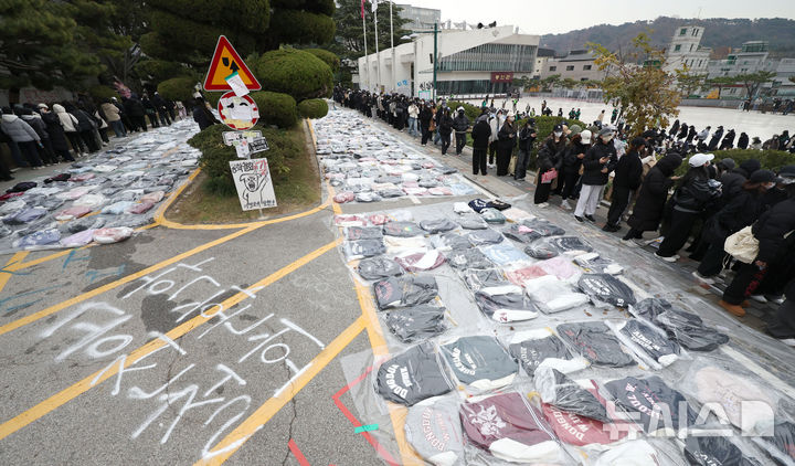 [서울=뉴시스] 김선웅 기자 = 20일 서울 성북구 동덕여자대학교에서 학생들이 남녀공학 전환 관련 내용을 논의하는 학생총회에 참석하는 옆으로 과 잠바가 놓여 있다. 2024.11.20. mangusta@newsis.com