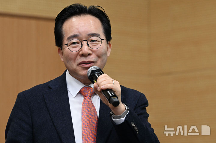 [광주=뉴시스] 이영주 기자 =노희용 광주문화재단 대표가 20일 오후 광주 서구 김대중컨벤션센터에서 열린 '광주의 미래를 묻다:광주의 지도가 바뀐다' 정책포럼에 참여해 주제발표하고 있다. 2024.11.20. leeyj2578@newsis.com