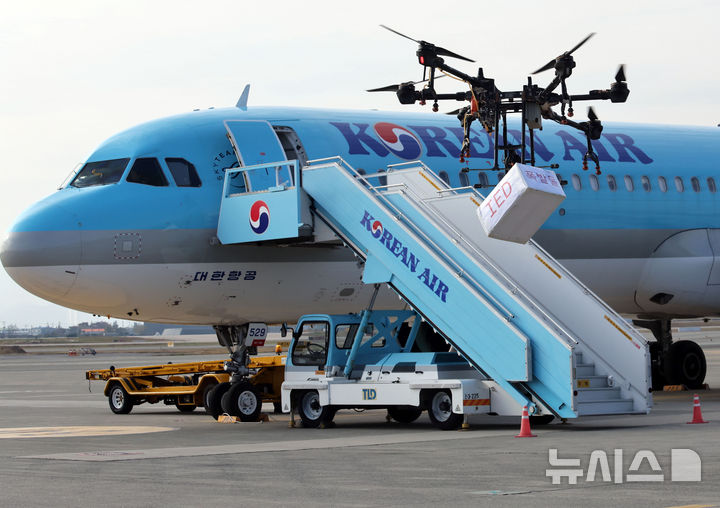 [부산=뉴시스] 하경민 기자 = '2024년도 김해국제공항 대테러 종합훈련'이 열린 20일 부산 강서구 김해국제공항에서 테러범들이 드론을 이용한 폭발물 테러를 하고 있다.     이날 훈련에는 한국공항공사 부산본부, 국가정보원, 부산지방항공청, 국군방첩사령부, 부산경찰청, 공군 제5공중기동비행단, 대한항공 등 12개 기관 120여 명이 참여했으며, 대한항공 A321 여객기를 비롯해 폭발물처리차량, 군 장갑차 등 25종 29대 장비가 동원됐다. 2024.11.20. yulnetphoto@newsis.com