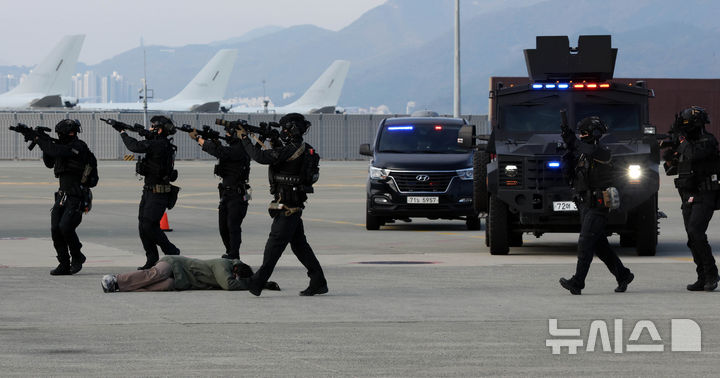 [부산=뉴시스] 하경민 기자 = '2024년도 김해국제공항 대테러 종합훈련'이 열린 20일 부산 강서구 김해국제공항에서 경찰특공대가 인질 테러범을 제압하기 위해 피랍 항공기에 진입하고 있다.      이날 훈련에는 한국공항공사 부산본부, 국가정보원, 부산지방항공청, 국군방첩사령부, 부산경찰청, 공군 제5공중기동비행단, 대한항공 등 12개 기관 120여 명이 참여했으며, 대한항공 A321 여객기를 비롯해 폭발물처리차량, 군 장갑차 등 25종 29대 장비가 동원됐다. 2024.11.20. yulnetphoto@newsis.com