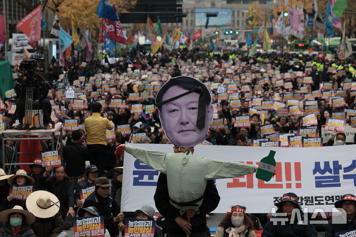 [서울=뉴시스] 정병혁 기자 = 20일 서울 중구 숭례문 앞에서 열린 '농업파괴 농민말살 윤석열 퇴진 전국농민대회 및 2차 퇴진 총궐기에서 참가자들이 구호를 외치고 있다. 2024.11.20. jhope@newsis.com