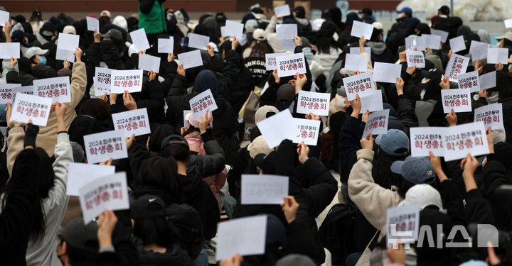 [서울=뉴시스] 김선웅 기자 = 20일 서울 성북구 동덕여자대학교에서 열린 남녀공학 전환 관련 내용 논의 학생총회에서 참석 학생들이 남녀공학 전환 찬반 투표에서 반대 투표를 하고 있다. 2024.11.20. mangusta@newsis.com