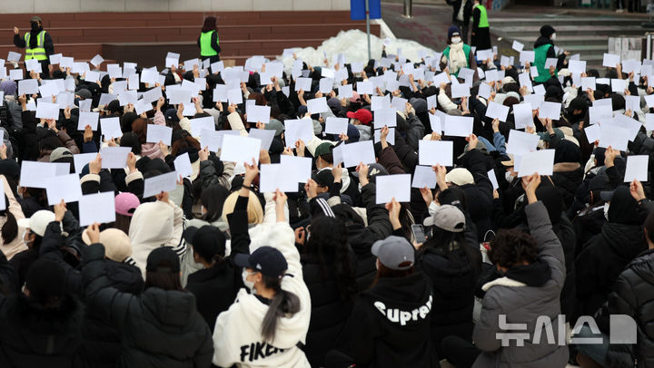 [서울=뉴시스] 김선웅 기자 = 20일 서울 성북구 동덕여자대학교에서 열린 남녀공학 전환 관련 내용 논의 학생총회에서 참석 학생들이 남녀공학 전환 찬반 투표에서 반대 투표를 하고 있다. 2024.11.20. mangusta@newsis.com