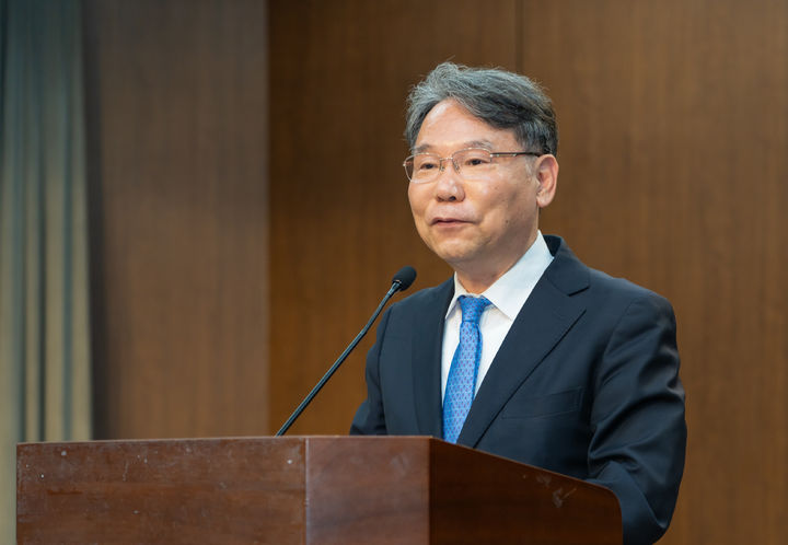 [서울=뉴시스] 김근수 기자 = 염흥열 한국개인정보보호책임자협의회 회장이 20일 오후 서울 중구 은행회관에서 개최된 개인정보 정책포럼에서 개회사를 하고 있다. (사진= 개인정보보호위원회 제공) 2024.11.20. photo@newsis.com *재판매 및 DB 금지