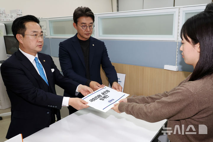 [서울=뉴시스] 조성우 기자 = 박성준(왼쪽) 더불어민주당 원내수석부대표와 노종면 원내대변인이 20일 오후 서울 여의도 국회 의안과에 윤한홍 국민의힘 의원에 대한 징계안을 제출하고 있다.  민주당은 윤석열 대통령과 명태균씨의 대화 녹취가 공개된 다음 날 윤한홍 의원이 사태 무마에 나선 정황이 드러났다며 윤 의원을 국회 윤리위원회에 제소하겠다고 밝혔다. 2024.11.20. xconfind@newsis.com