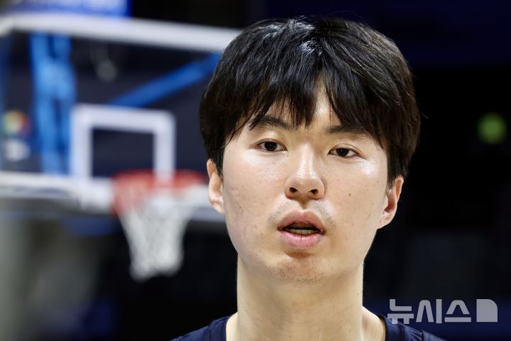 [고양=뉴시스] 김명년 기자 = 20일 경기 고양 소노 아레나에서 열린 지난 2025 FIBA 아시아컵 예선 전 미디어 공개 훈련에서 이현중이 인터뷰하고 있다. 2024.11.20. kmn@newsis.com