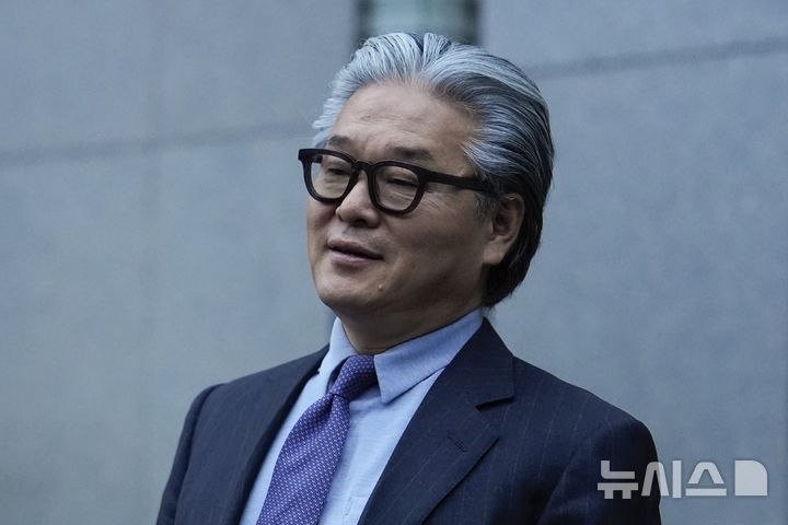 [뉴욕=AP/뉴시스]2021년 미국 월가를 뒤흔든 '아케고스 마진콜(추가 증거금 요구) 사태'의 당사자 한국계 투자자 빌 황(한국명 황성국)에 대한 사면을 도널드 트럼프 미국 대통령에 요청하는 청원서가 미 법무부에 제출된 것으로 전해졌다. 사진은 황씨가 2024년 11월 20일(현지 시간) 뉴욕 연방법원을 떠나고 있는 모습. 2026.01.22.