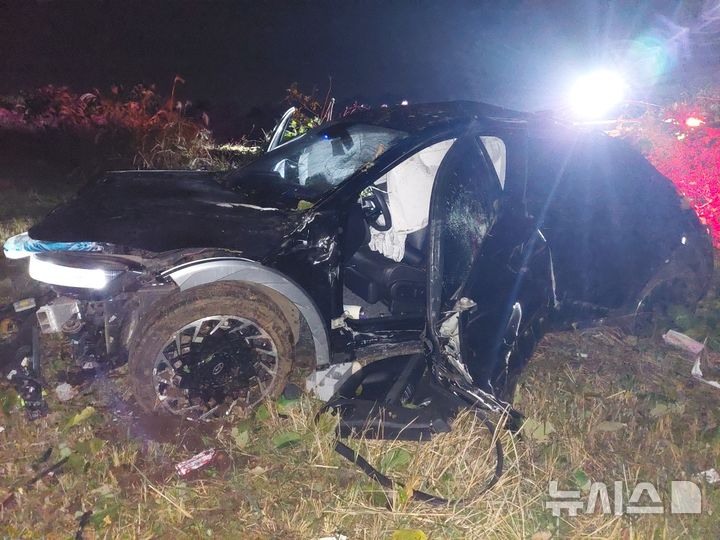 [제주=뉴시스] 21일 오전 제주 서귀포시 표선면 도로에서 차량이 밭에 빠지는 사고가 발생해 소방당국이 수습에 나서고 있다. (사진=제주소방안전본부 제공) 2024.11.21. photo@newsis.com 