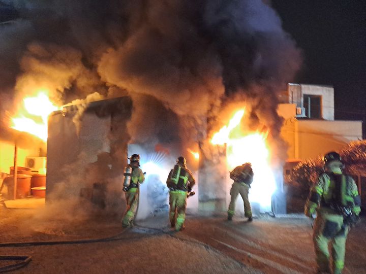 [전주=뉴시스] 21일 오전 2시23분께 전북 전주시 완산구 효자동의 한 음식점 식자재 창고에서 불이 나 30여분만에 진화됐다. (사진=전북특별자치도소방본부 제공) 2024.11.21. photo@newsis.com *재판매 및 DB 금지