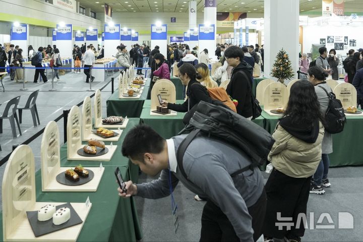 [세종=뉴시스]한국농수산식품유통공사(aT)는 지난 20일 서울 코엑스 푸드위크 행사장에서 '2024년 가루쌀 제과제빵 신메뉴 개발사업 우수업체 시상식'을 열고 최우수상 3개 업체를 비롯해 금상, 은상, 동상을 선정, 시상했다.(사진=aT 제공)