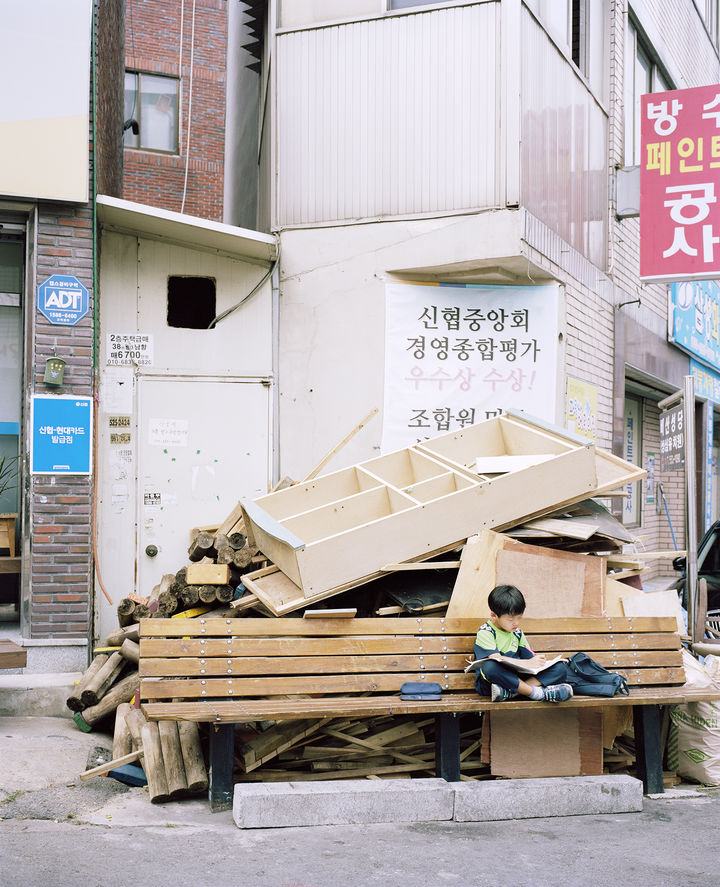 플로리안 봉길 그로세 (b.1977) Florian Bong-Kil Grosse 국적: 독일 참여 레지던시: 미술관 옆집(2022, 2024) 형식: 사진 설치 제목: 한국(2007-2018), 각운 없는 시(2024)  *재판매 및 DB 금지