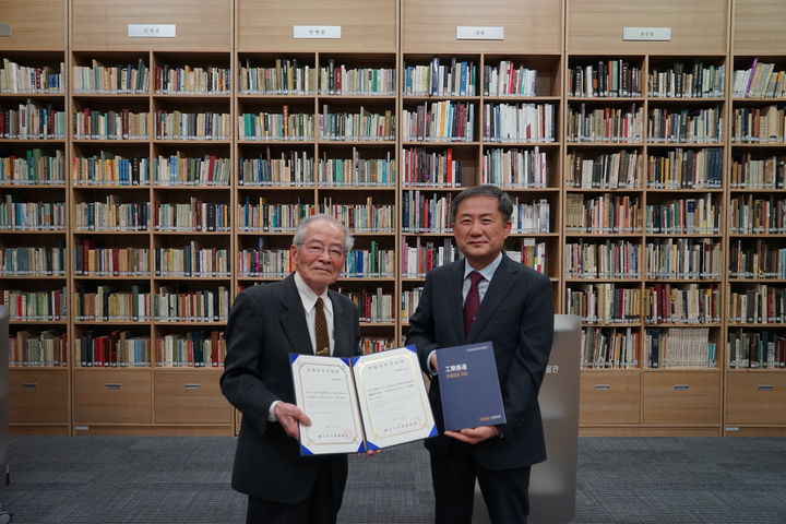 [서울=뉴시스] 국립중앙박물관에서 열린 도서 기증식에 참석한 구라쿠 요시유키 오사카 부립 사야마이케박물관 명예관장과  김재홍 국립중앙박물관장(오른쪽)  (사진=국립중앙박물관 제공) 2024.,11.21. photo@newsis.com *재판매 및 DB 금지