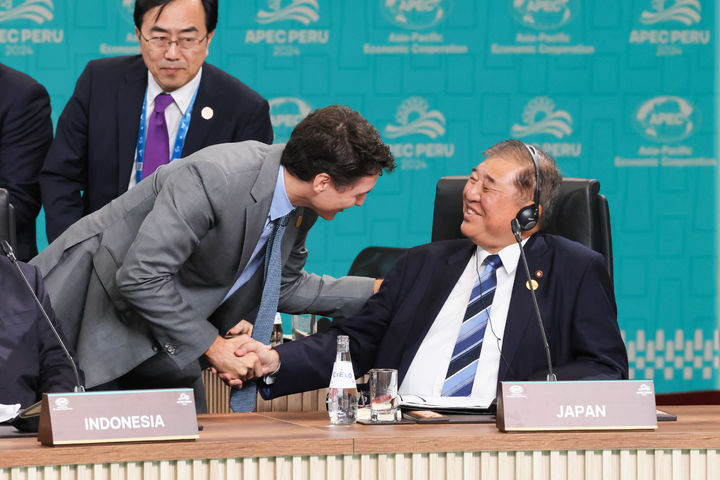 [서울=뉴시스] 15일(현지시각), 페루 수도 리마에서 열린 아시아태평양경제협력체(APEC) 정상회의에서 쥐스탱 트뤼도 캐나다 총리와 인사하는 이시바 시게루 일본 총리. (사진 제공= 일본 총리실)2024.11.21. *재판매 및 DB 금지