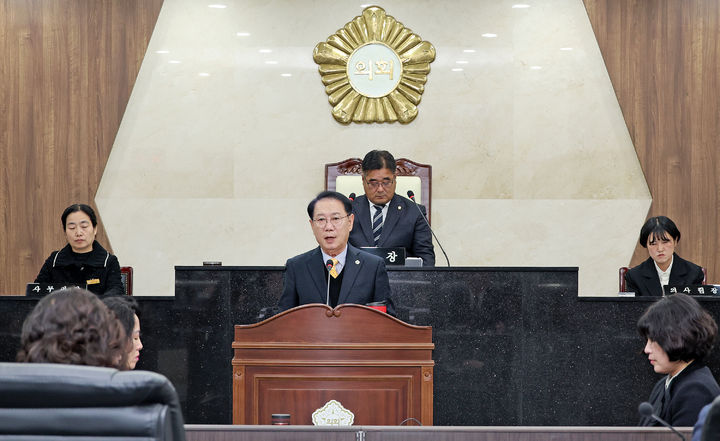 [괴산=뉴시스] 송인헌 충북 괴산군수가 21일 336회 괴산군의회 2차 정례회 시정연설에서 내년도 당초 예산안과 군정 비전을 설명하고 있다. (사진=괴산군 제공) 2024.11.21. photo.newsis.com *재판매 및 DB 금지