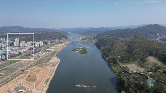 [공주=뉴시스] 하늘에서 내려다 본 사업대상지인 (왼쪽 네모안) 공주시 신관동 옛 버스터미널 부지.(사진=공주시 제공) 2024.11.20. photo@newsis.com  *재판매 및 DB 금지