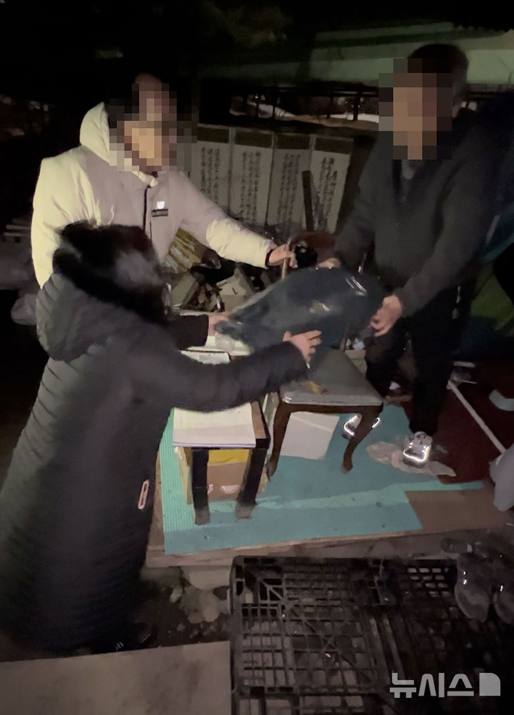 [성남=뉴시스] 성남시가 여수고가교 시청 방면 쪽에서 노숙인과 거리 상담을 하고 있는 모습 (사진=성남시 제공) 2024. 11. 21.photo@newsis.com *재판매 및 DB 금지