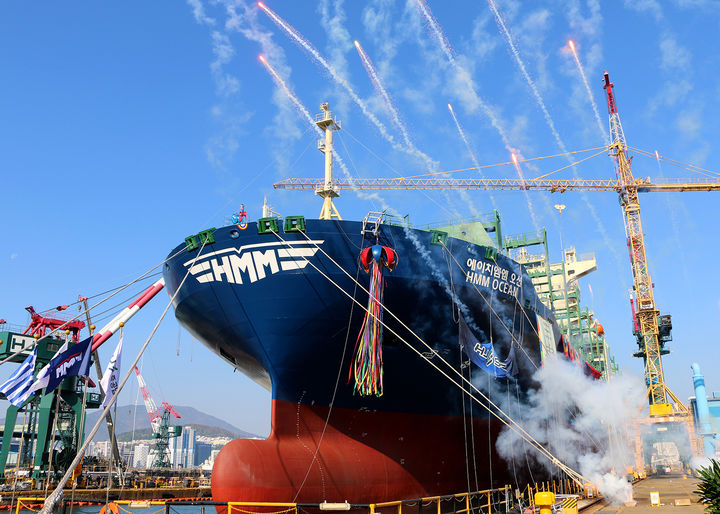  [부산=뉴시스] 하경민 기자 = 21일 오전 부산 영도구 HJ중공업 영도조선소에서 7700TEU급 LNG DF(이중연료) 컨테이너선 2척에 대한 명명식이 열리고 있다.&nbsp; HJ중공업이 LNG 이중연료 추진 컨테이너선을 건조한 것은 이번이 처음으로, 2척의 선박은 각각 'HMM OCEAN'과 'HMM SKY'로 명명됐다. (사진=HJ중공업 제공) 2024.11.21. photo@newsis.com *재판매 및 DB 금지