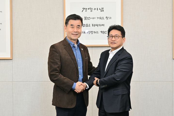 [울산=뉴시스] 구미현 기자 = 김영길 울산 중구청장은 21일 서울시 서초구에 위치한 ㈜신세계 본사를 방문해 ㈜신세계 임원진과 면담을 가졌다. (사진=울산시 중구 제공) 2024.11.24. photo@newsis.com *재판매 및 DB 금지