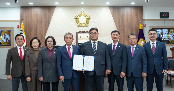 [괴산=뉴시스] 충북 괴산군의회 의원 8명 전원이 21일 336회 2차 정례회에서 달천 정비공사 조속 시행을 촉구하는 건의문을 채택하고 있다. (사진=괴산군의회 제공) 2024.11.21. photo.newsis.com *재판매 및 DB 금지