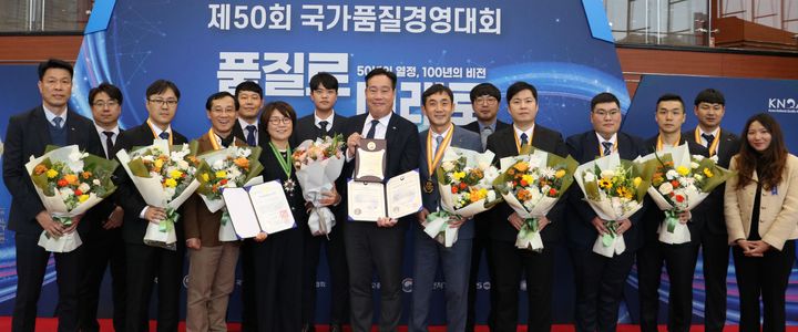 [세종=뉴시스] 서부발전은 20일 서울 코엑스에서 열린 제50회 국가품질경영대회에서 품질관리 체계 고도화 등의 성과를 인정받아 품질경쟁력 우수기업(1등급)으로 선정됐다고 밝혔다. (사진=서부발전 제공) 2024.11.21. photo@newsis.com *재판매 및 DB 금지