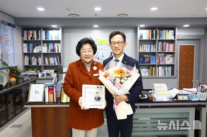 [이천=뉴시스] 이천시가 김효종 한국전력공사 이천지사장에게 이천시 명예시민패와 시민증을 수여했다 (사진=이천시 제공) 2024. 11. 21.photo@newsis.com *재판매 및 DB 금지