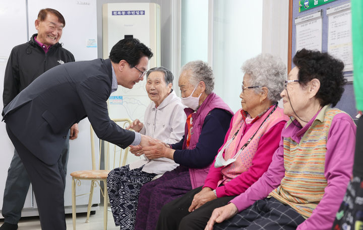 [고창=뉴시스] 고창군 관내 경로당을 방문한 심덕섭 군수가 어르신들에게 인사하고 있다. *재판매 및 DB 금지