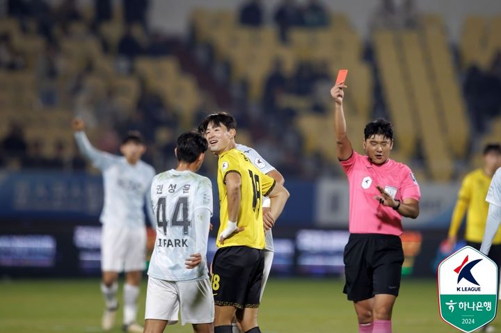 [서울=뉴시스]K리그2 전남 김종민 퇴장. (사진=프로축구연맹 제공)