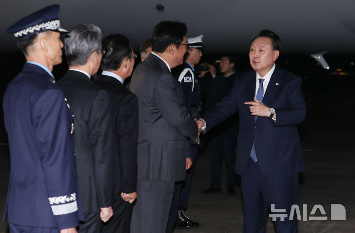 [성남=뉴시스] 조수정 기자 = APEC 정상회의와 G20 정상회의 일정을 마친 윤석열 대통령이 21일 성남 서울공항을 통해 귀국해 공군 1호기에서 내려 환영 나온 정진석 비서실장과 악수하고 있다. 2024.11.21. chocrystal@newsis.com