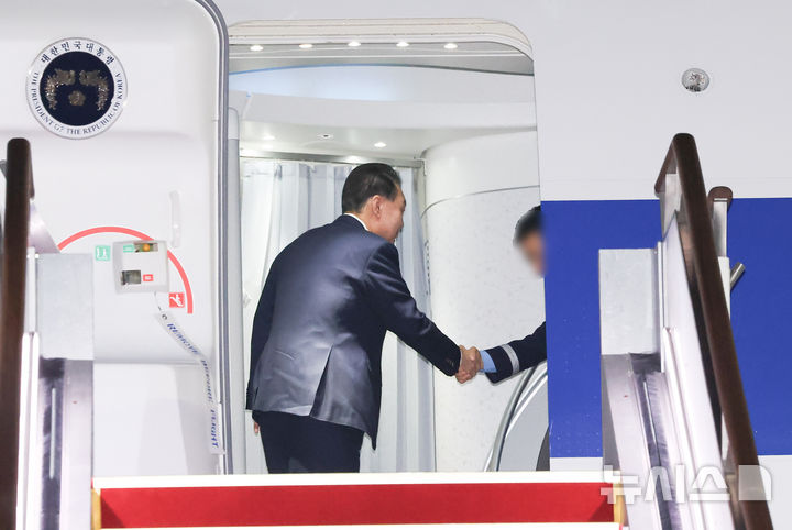 [성남=뉴시스] 조수정 기자 = APEC 정상회의와 G20 정상회의 일정을 마친 윤석열 대통령이 21일 성남 서울공항을 통해 귀국해 공군 1호기에서 내리며 기장에게 감사의 인사를 전하고 있다. 2024.11.21. chocrystal@newsis.com