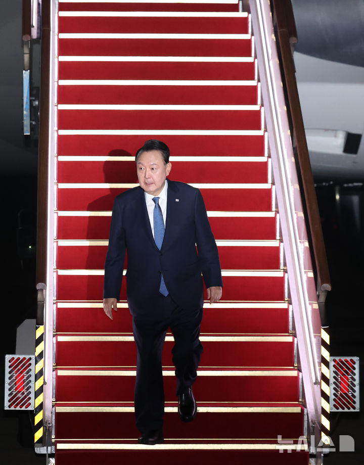 [성남=뉴시스] 조수정 기자 = APEC 정상회의와 G20 정상회의 일정을 마친 윤석열 대통령이 21일 성남 서울공항을 통해 귀국해 공군 1호기에서 내리고 있다. 2024.11.21. chocrystal@newsis.com