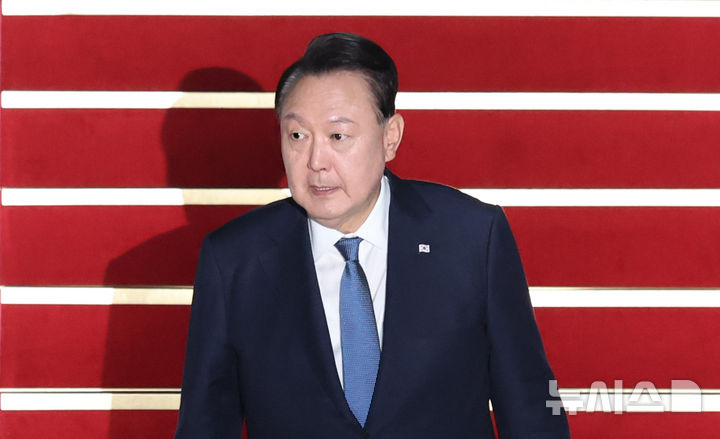 [성남=뉴시스] 조수정 기자 = APEC 정상회의와 G20 정상회의 일정을 마친 윤석열 대통령이 21일 성남 서울공항을 통해 귀국해 공군 1호기에서 내리고 있다. 2024.11.21. chocrystal@newsis.com