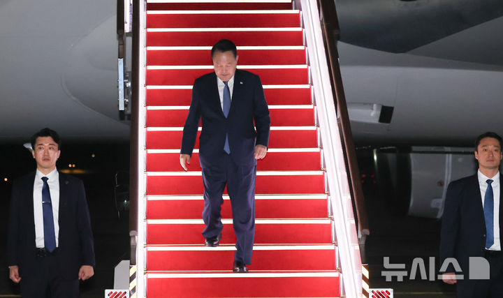 [성남=뉴시스] 조수정 기자 = APEC 정상회의와 G20 정상회의 일정을 마친 윤석열 대통령이 21일 성남 서울공항을 통해 귀국해 공군 1호기에서 내리고 있다. 2024.11.21. chocrystal@newsis.com