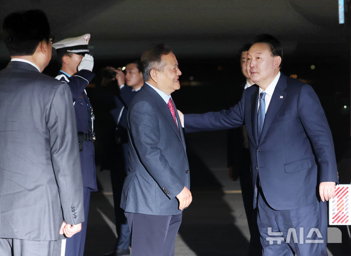 [성남=뉴시스] 조수정 기자 = APEC 정상회의와 G20 정상회의 일정을 마친 윤석열 대통령이 21일 성남 서울공항을 통해 귀국해 공군 1호기에서 내려 환영 나온 이상민 행정안전부 장관과 악수한 뒤 어깨를 두드려주고 있다. 2024.11.21. chocrystal@newsis.com
