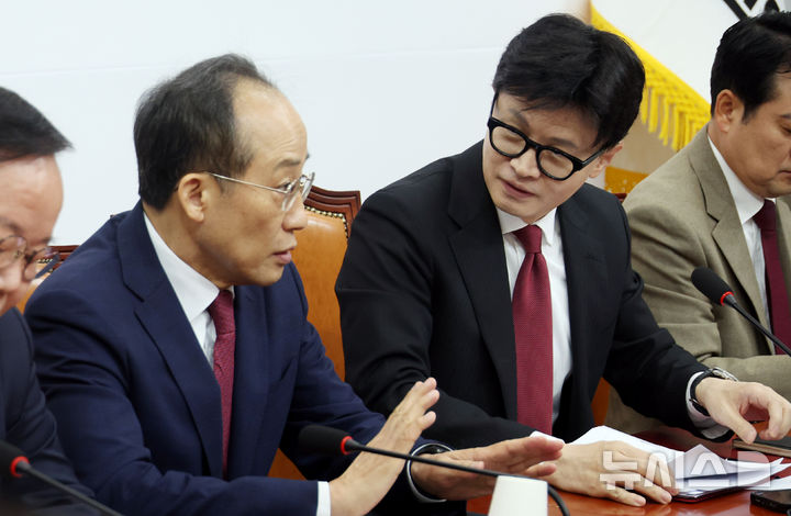 [서울=뉴시스] 조성봉 기자 = 한동훈 전 국민의힘 대표와 추경호 전 원내대표가 21일 오전 서울 여의도 국회에서 열린 최고위원회의에서 대화를 하고 있다. 2024.11.21. suncho21@newsis.com