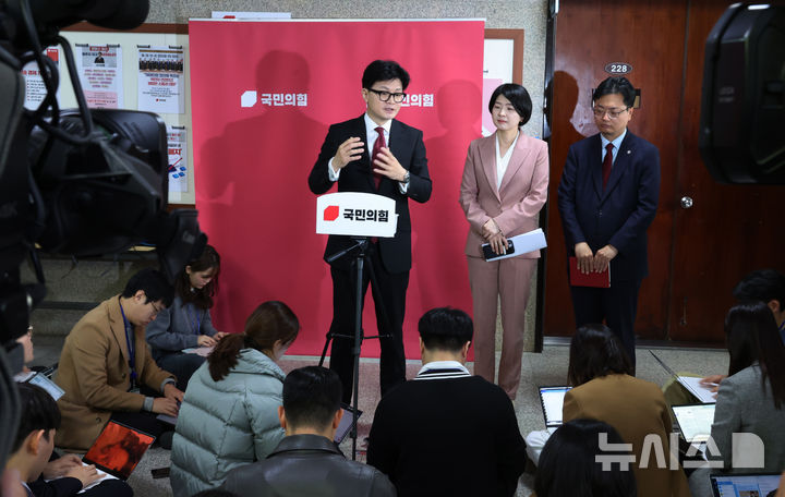 [서울=뉴시스] 조성우 기자 = 한동훈 국민의힘 대표가 21일 오전 서울 여의도 국회에서 열린 최고위원회의를 마친 뒤 취재진 질문에 답변하고 있다. 2024.11.21. xconfind@newsis.com