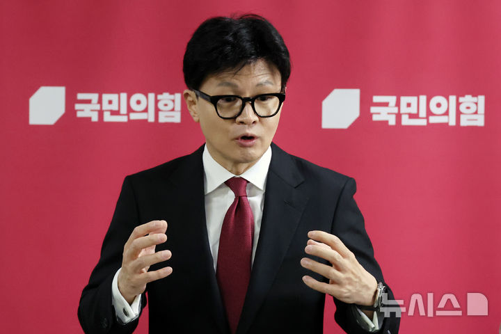 [서울=뉴시스] 조성우 기자 = 한동훈 국민의힘 대표가 21일 오전 서울 여의도 국회에서 열린 최고위원회의를 마친 뒤 취재진 질문에 답변하고 있다. 2024.11.21. xconfind@newsis.com