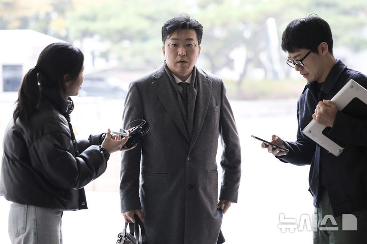 [서울=뉴시스] 정병혁 기자 = 태광그룹 계열사 경영진에게 150억원대 부당대출을 지시한 혐의를 받는 김기유 전 태광그룹 경영협의회 의장의 변호인이 지난해 11월21일 서울 마포구 서울서부지방법원에서 열린 영장실질심사(구속 전 피의자심문)에 출석하며 질문에 답하고 있다. 이 날 김 전 의장은 취재진에 모습을 드러내지 않았다. 2024.11.21. jhope@newsis.com