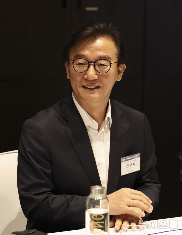 [서울=뉴시스] 김근수 기자 = 전재수 국회 문화체육관광산업위원회 위원장이 21일 서울 여의도 콘레드 호텔 서울에서 열린 전재수 국회 문화체육관광산업위원회 위원장 초청 대한상공회의소 문화관광산업위원회의에서 인사말을 하고 있다. 2024.11.21. ks@newsis.com