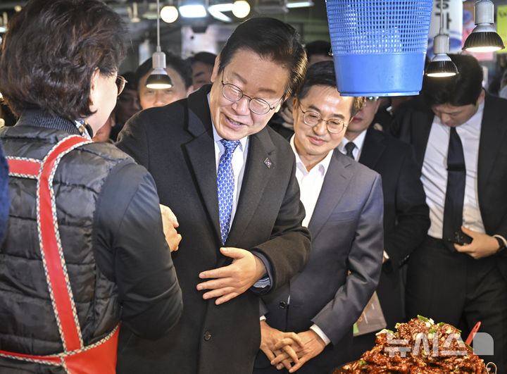 [수원=뉴시스] 김종택기자 = 이재명 더불어민주당 대표가 21일 경기도 수원시 못골시장을 방문해 상인들과 인사하고 있다. (공동취재) 2024.11.21. photo@newsis.com