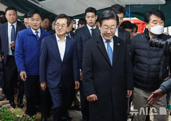 [수원=뉴시스] 김종택기자 = 이재명 더불어민주당 대표와 김동연 경기도지사가 21일 경기도 수원시 못골시장을 방문하고 있다. (공동취재) 2024.11.21. photo@newsis.com