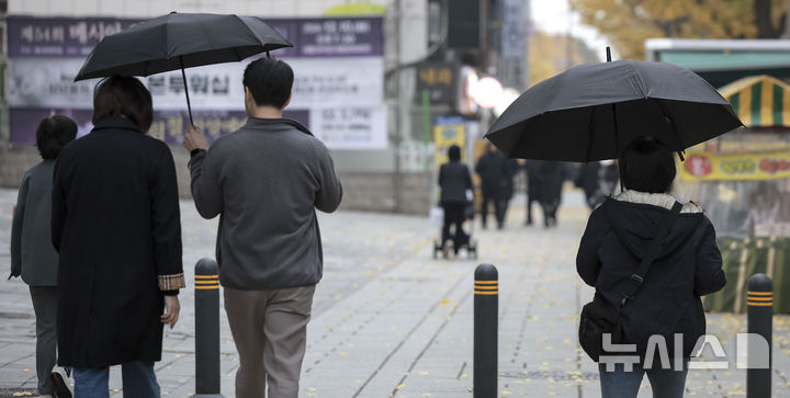 [서울=뉴시스] 정병혁 기자 = 비가 내린 21일 서울 종로구 세종대로 인근에서 우산을 쓴 시민들이 이동하고 있다. 2024.11.21. jhope@newsis.com