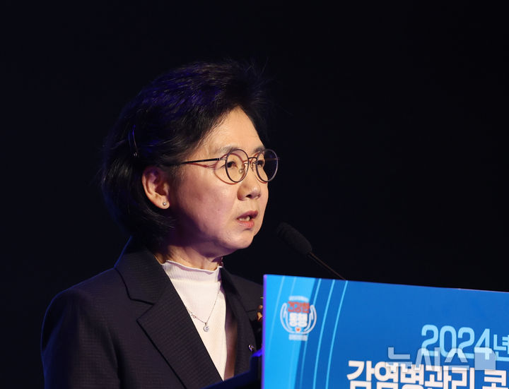 [인천=뉴시스] 전진환 기자 = 지영미 질병관리청장이 10일부터 11일까지 양일간 일본 도쿄에서 진행되는 제18차 '한·일·중 감염병 예방관리포럼(포럼)'에 참석한다고 질병청이 밝혔다.&nbsp; 사진은 지영미 질병관리청장이 지난달 21일 오후 인천 중구 인스파이어 리조트에서 열린 2024년 감염병관리 콘퍼런스에서 인사말을 하는 모습. 2024.11.21. amin2@newsis.com