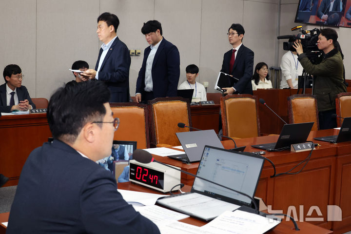 [서울=뉴시스] 조성우 기자 = 21일 오후 서울 여의도 국회에서 열린 운영위원회 전체회의에서 박찬대 위원장이 운영위 예산결산심사소위원회에 계류된 2025년도 국회 소관, 국가인권위원회 소관, 대통령비서실 및 국가안보실 소관, 대통령경호처 소관 예산안을 전체회의에 회부하려 하자 국민이힘 의원들이 퇴장하고 있다. 2024.11.21. xconfind@newsis.com