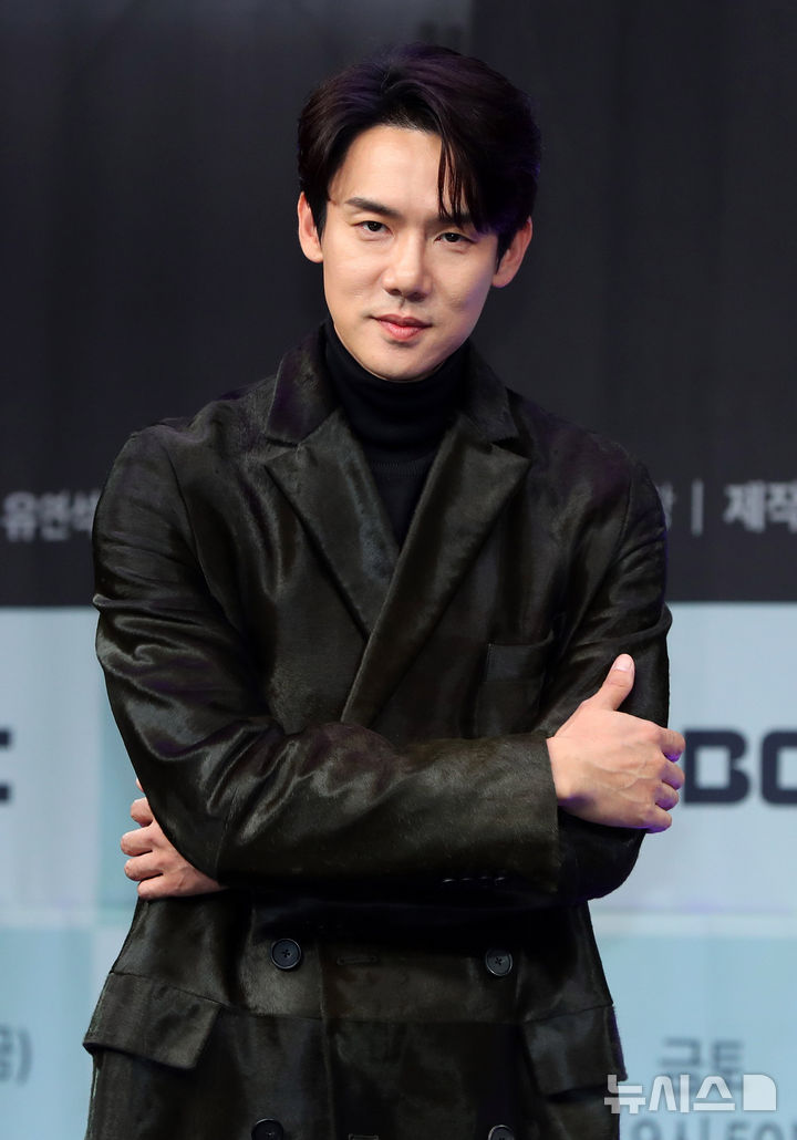 [서울=뉴시스] 김혜진 기자 = 배우 유연석이 21일 오후 서울 마포구 MBC에서 열린 MBC 새 금토드라마 '지금 거신 전화는' 제작발표회에서 포즈를 취하고 있다.'지금 거신 전화는'은 협박 전화로 시작된, 정략결혼 3년 차 쇼윈도 부부의 시크릿 로맨스릴러다. 오는 22일 오후 9시 50분 첫 방송된다. 2024.11.21. jini@newsis.com