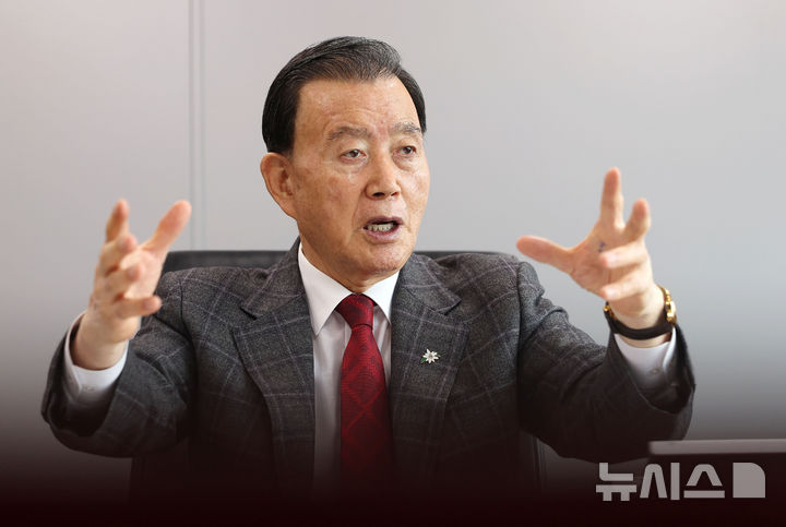 [서울=뉴시스] 홍효식 기자 = 홍문표 한국농수산식품유통공사(aT) 사장이 지난 21일 서울 서초구 aT센터 집무실에서 뉴시스와 취임 100일 인터뷰를 하고 있다. 2024.11.25. yesphoto@newsis.com