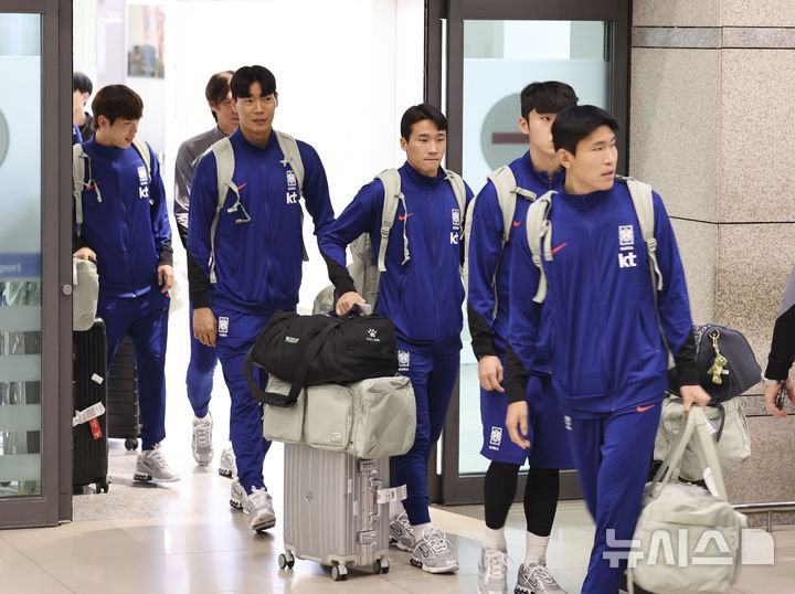 [인천공항=뉴시스] 김근수 기자 = 대한민국 축구 국가대표팀 선수들이 21일 인천 중구 인천국제공항 제1여객터미널로 2026 FIFA 북중미 월드컵 3차예선 원정 경기를 마치고 귀국하고 있다. 2024.11.21. ks@newsis.com