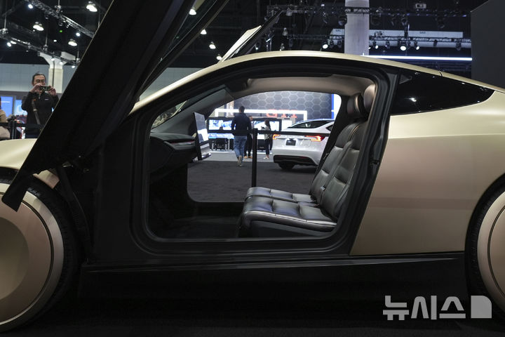 [로스앤젤레스=AP/뉴시스] 지난해 11월21일 미 로스앤젤레스에서 열린 오토모빌리티LA오토쇼에 테슬라 사이버캡이 전시돼 있는 모습. 2025.11.20