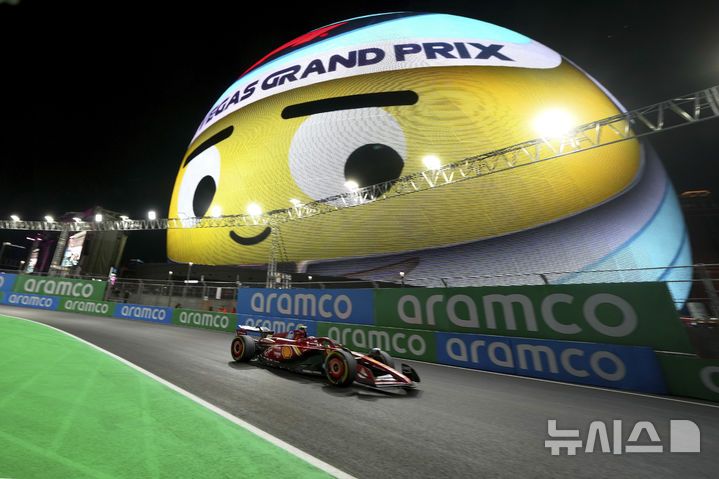 [라스베이거스=AP/뉴시스] 포뮬러 원 미국 그랑프리 연습 주행 중, 스페인의 페라리 드라이버 '카를로스 사인즈'가 '스피어'를 지나가고 있다. 2024.11.21.