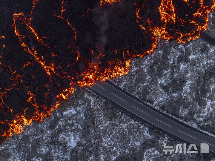 [레이캬네스=AP/뉴시스] 21일(현지시각) 아이슬란드 레이캬네스 반도에서 폭발한 화산의 용암이 블루라군 온천으로 향하고 있다. 2024.11.22. 